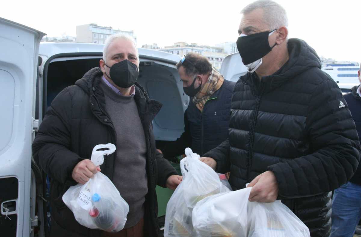 Χιλιάδες γεύματα αγάπης στους άστεγους από τον Δήμο Πειραιά – «Κανένας μόνος ιδίως τις γιορτές»