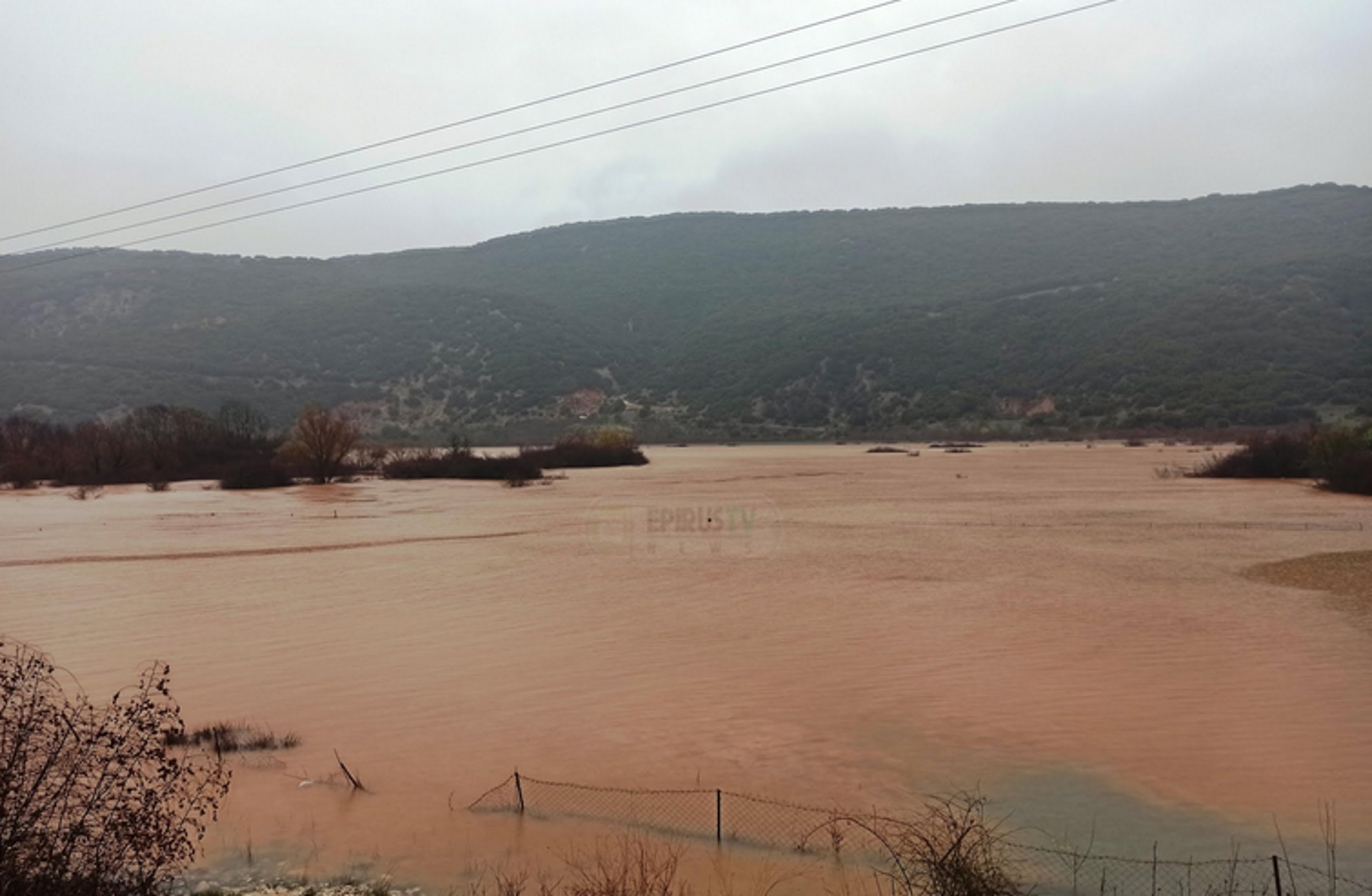 Καιρός – Γιάννενα: Δείτε πως τα λασπόνερα κάλυψαν την παλιά εθνική οδό – Μαίνεται η κακοκαιρία