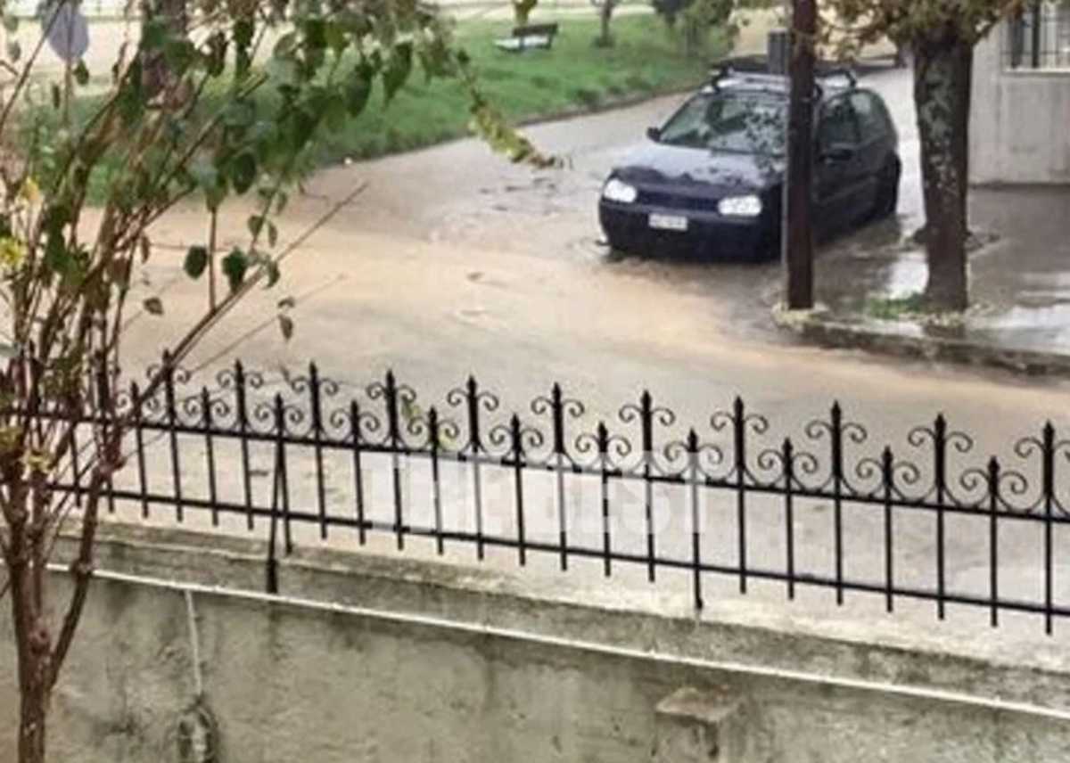 Καιρός – Αχαϊα: Αποκλεισμένοι στα σπίτια τους – Πλημμύρισαν δρόμοι μετά από λίγες ώρες βροχής