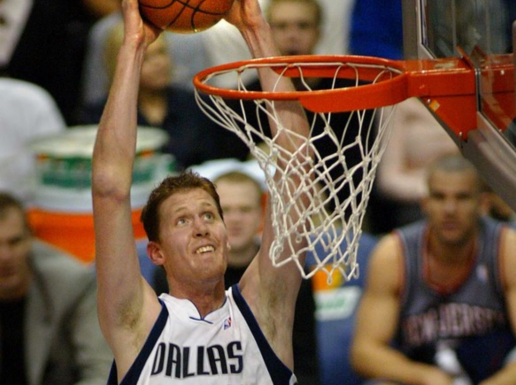 PKB04 - 20030304 - DALLAS, UNITED STATES : Shawn Bradley of the Dallas Mavericks slam dunks for two points against the New Jersey Nets in early action at American Airlines Center in Dallas, Texas, 04 March 2003. The Mavericks beat the Nets 88-79.  
EPA PHOTO AFPI PAUL BUCK pkb