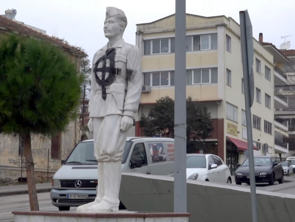 Κιλκίς: Έγραψαν φασιστικά συνθήματα στο άγαλμα του ΕΑΜ ΕΛΑΣ