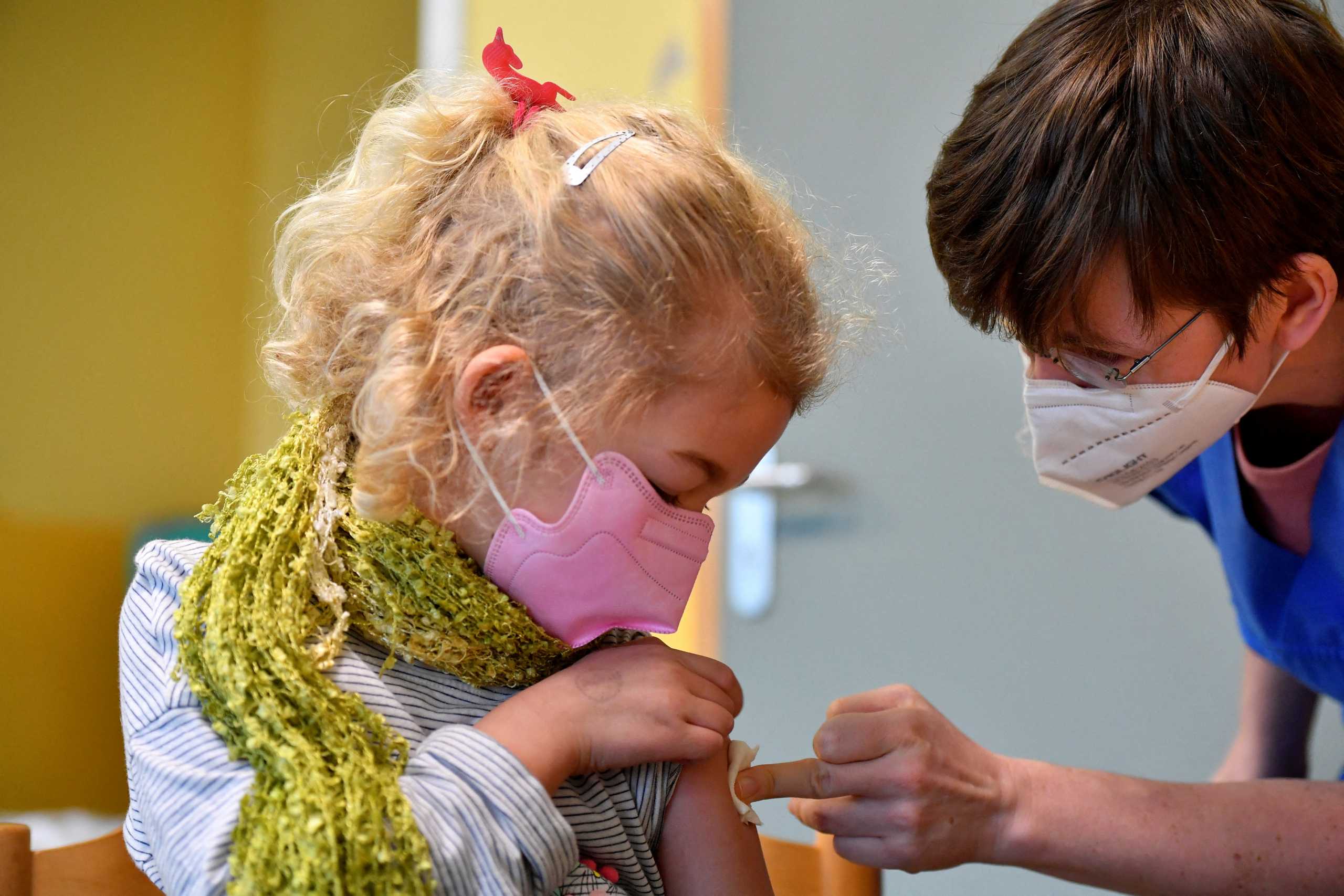 Κορονοϊός: Οι παιδίατροι κρούουν τον κώδωνα του κινδύνου για το χαμηλό εμβολιασμό των παιδιών