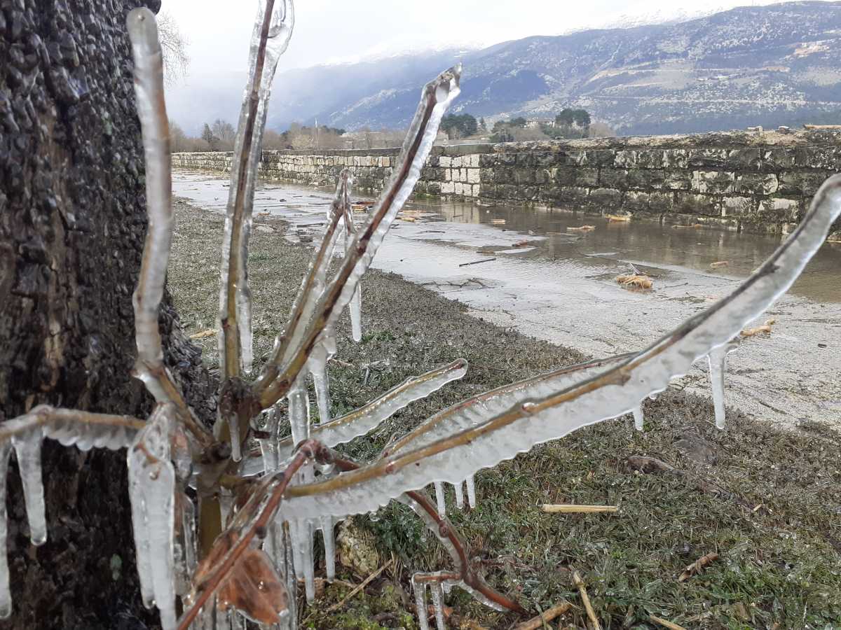 Κακοκαιρία Ελπίδα: Δριμύ ψύχος σε Ιωάννινα και Άρτα – Κρυστάλλωσαν τα πάντα