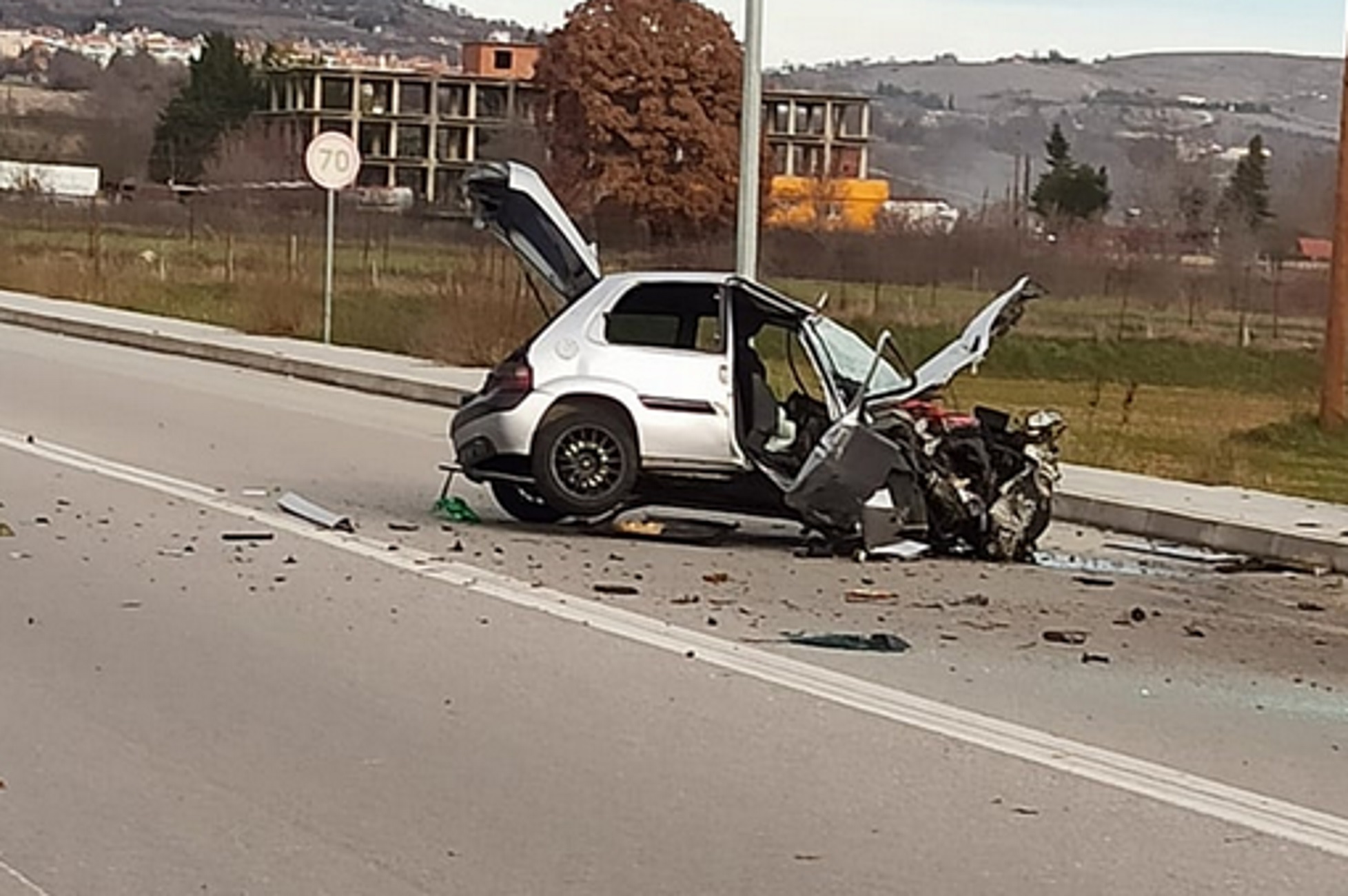 Κοζάνη: Διαλύθηκε αυτοκίνητο που καρφώθηκε σε δέντρο – Στο νοσοκομείο ο 18χρονος οδηγός