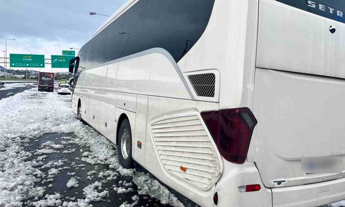 Ο οδηγός ΚΤΕΛ που ζέστανε εγκλωβισμένους στην Αττική Οδό – Έκανε το λεωφορείο «κατάλυμα» στην παγωμένη νύχτα