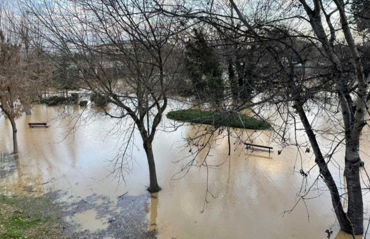 Καιρός – Λάρισα: Ο Πηνειός ξεχύθηκε και σκέπασε τα πάντα – Άλλαξε όψη μια ολόκληρη περιοχή