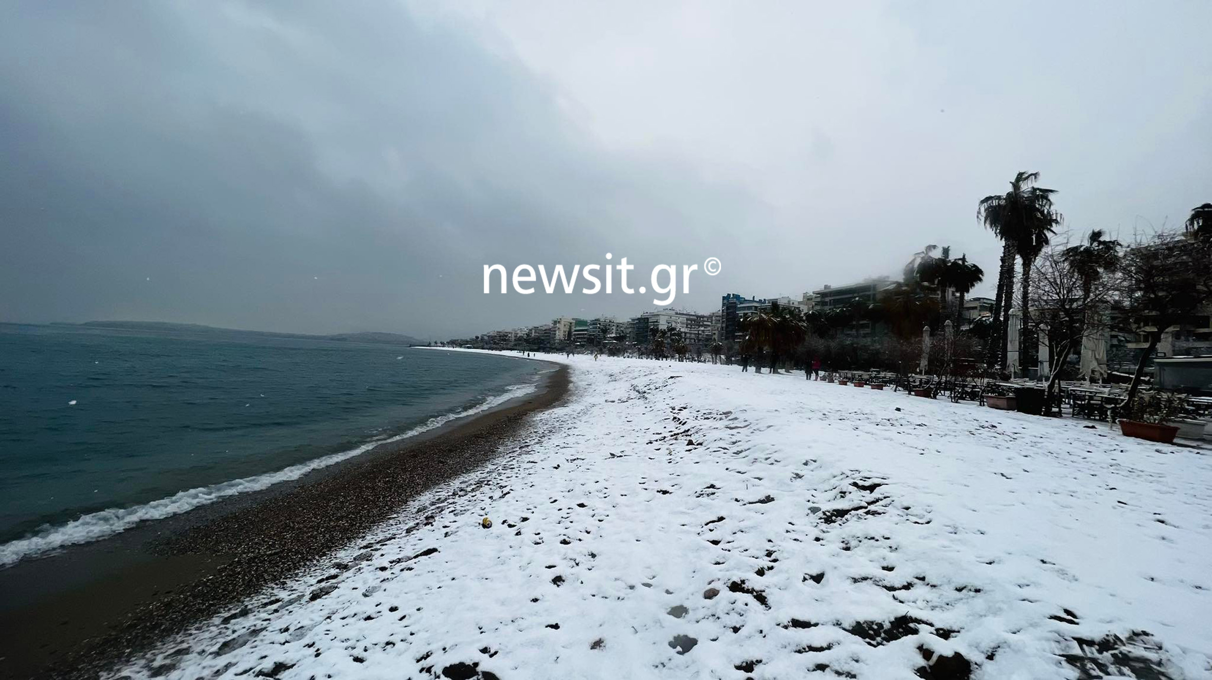 Κακοκαιρία Ελπίδα: Στα λευκά το παραλιακό μέτωπο της Αθήνας – Εικόνες Σιβηρίας δίπλα στη θάλασσα