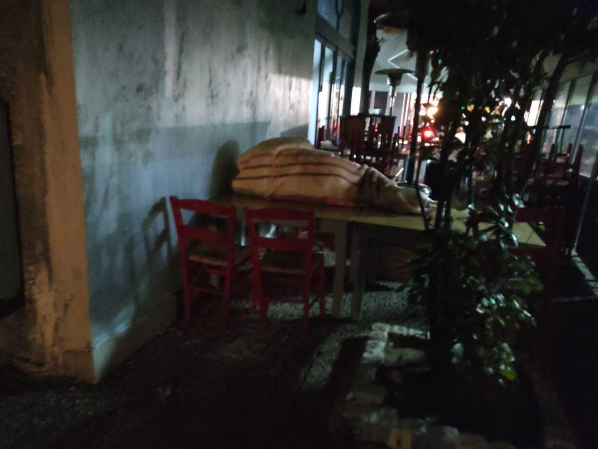 Σέρρες: Η πιο σκληρή εικόνα της νύχτας – Ο άστεγος που μίλησε και συγκίνησε τον επιχειρηματία