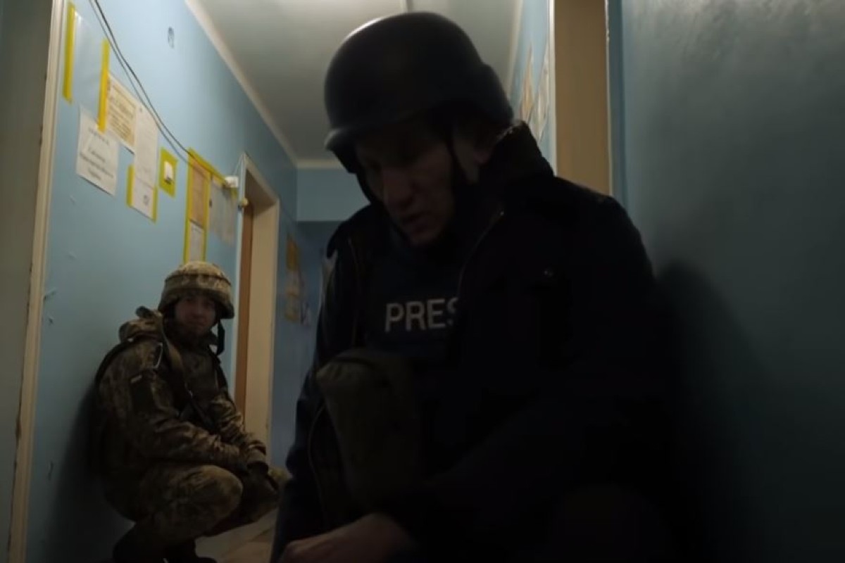 Πόλεμος στην Ουκρανία: Η στιγμή που δημοσιογράφος τρέχει σε καταφύγιο για να προφυλαχθεί από τους βομβαρδισμούς