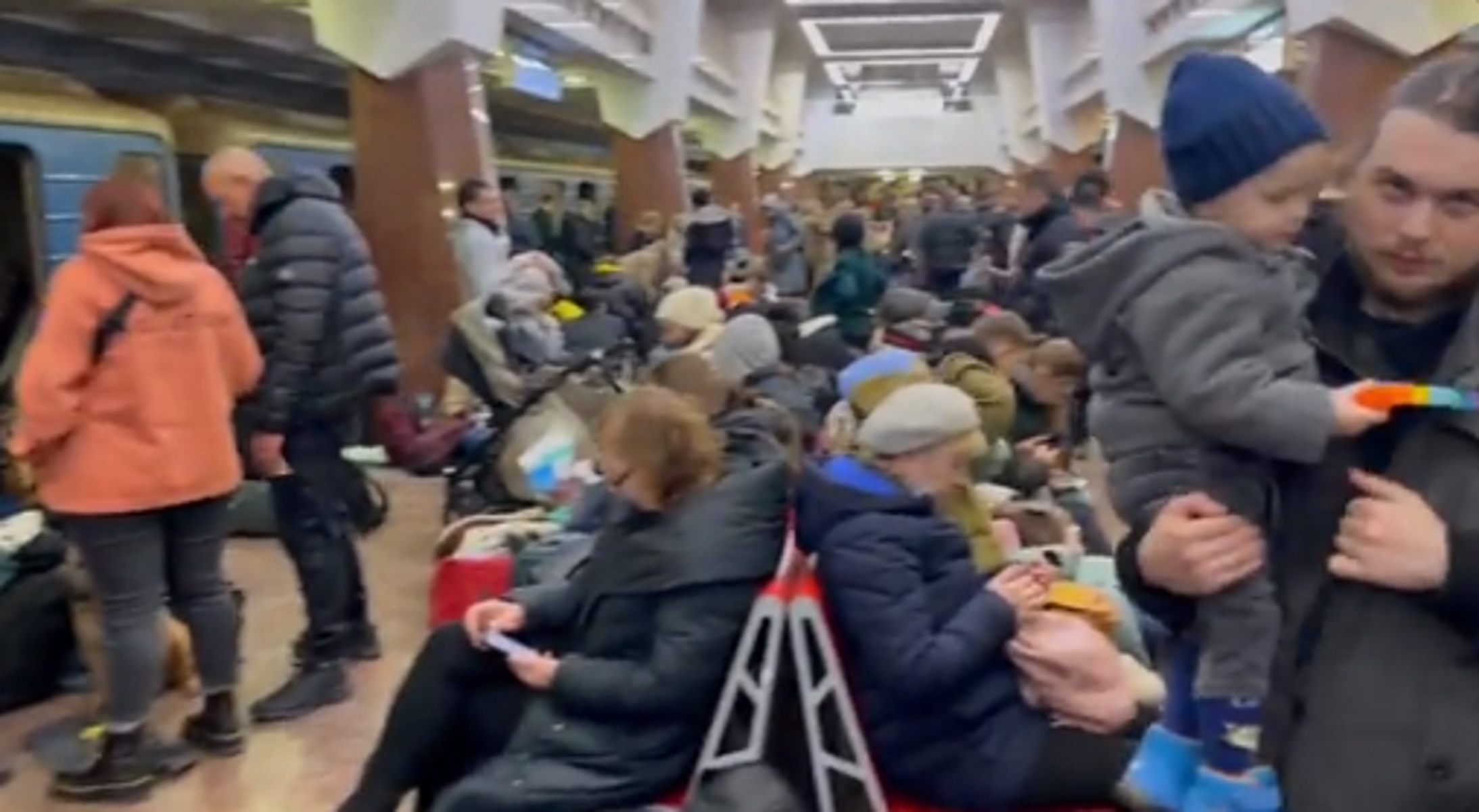 Εισβολή στην Ουκρανία: Εικόνες από σταθμούς του μετρό – Άμαχοι προσπαθούν να σωθούν