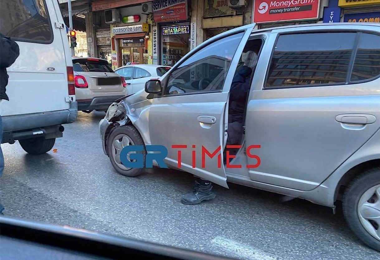 Θεσσαλονίκη: Αυτοκίνητα συγκρούστηκαν στο Βαρδάρη