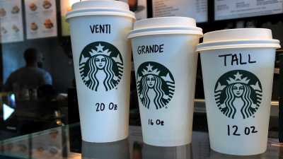 Εργαζόμενη των Starbucks προσέφερε βοήθεια σε 18χρονη που βρισκόταν σε κίνδυνο με μήνυμα στο ποτήρι της