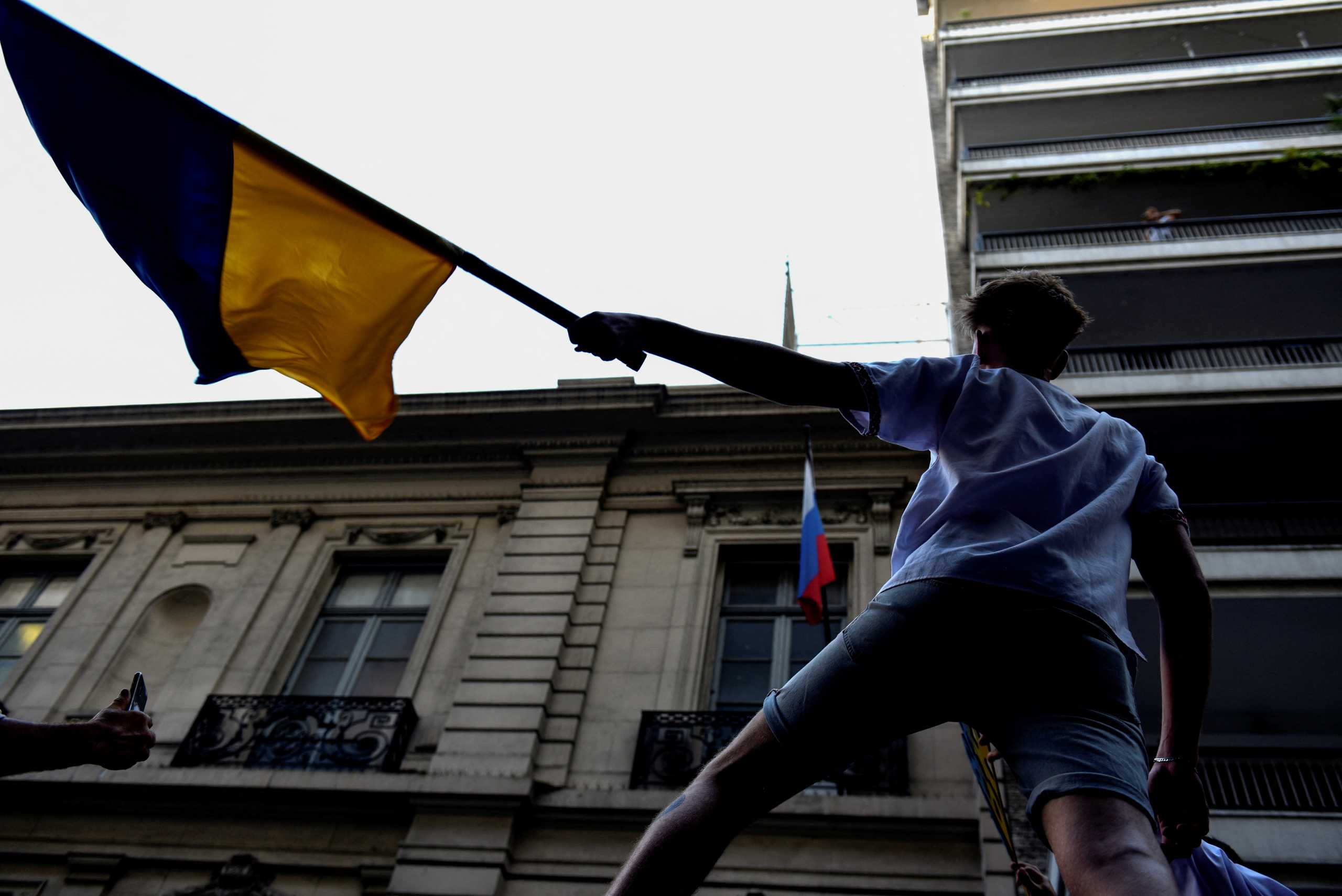 Πόλεμος στην Ουκρανία: Συγκέντρωση διαμαρτυρίας από Ουκρανούς έξω από την ρωσική πρεσβεία στην Αθήνα