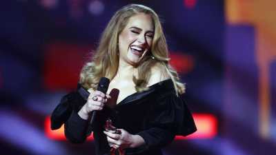 Η Adele σάρωσε τα Brit Awards – Καλύτερη καλλιτέχνιδα, καλύτερο άλμπουμ, καλύτερο τραγούδι