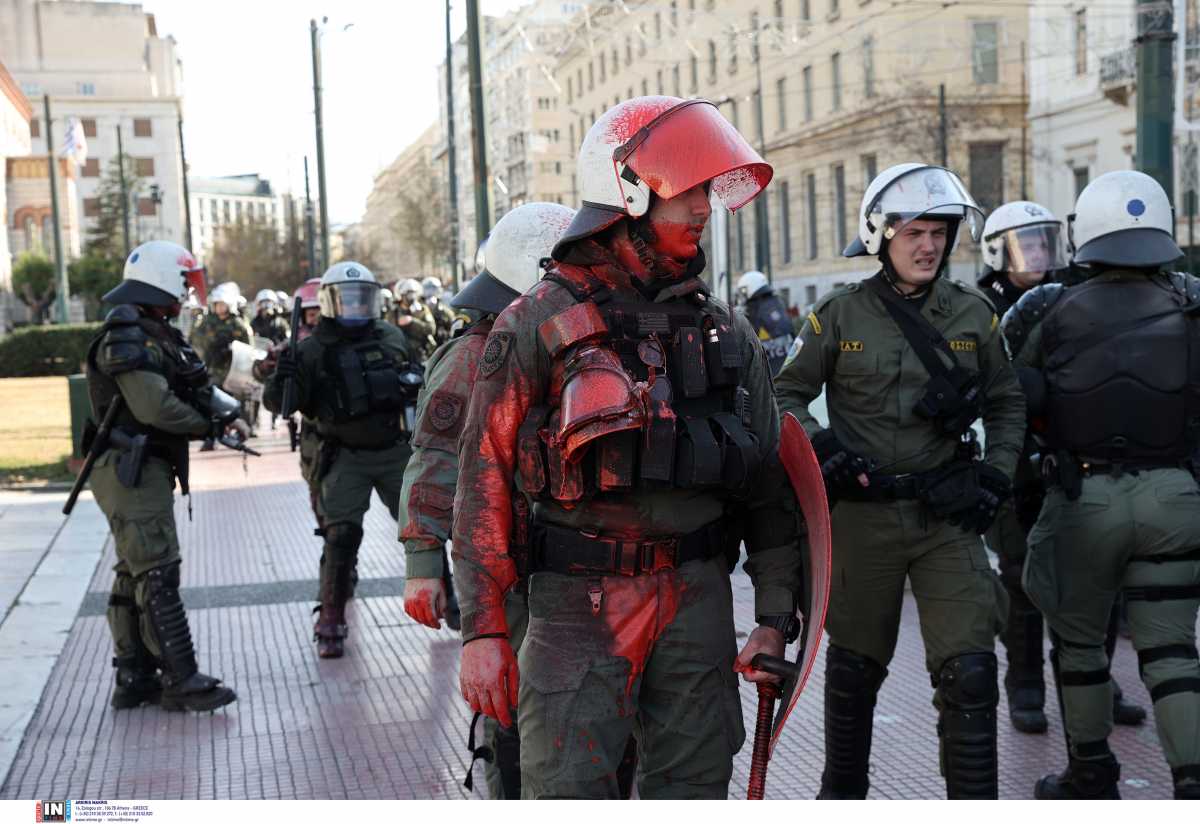 Επεισόδια με μπογιές στα Προπύλαια: Τα ΜΑΤ βάφτηκαν κόκκινα