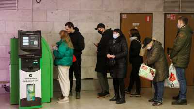 Πόλεμος στην Ουκρανία: Ουρές έξω από πρατήρια και ΑΤΜ στο Κίεβο – Πανικός στα καταστήματα