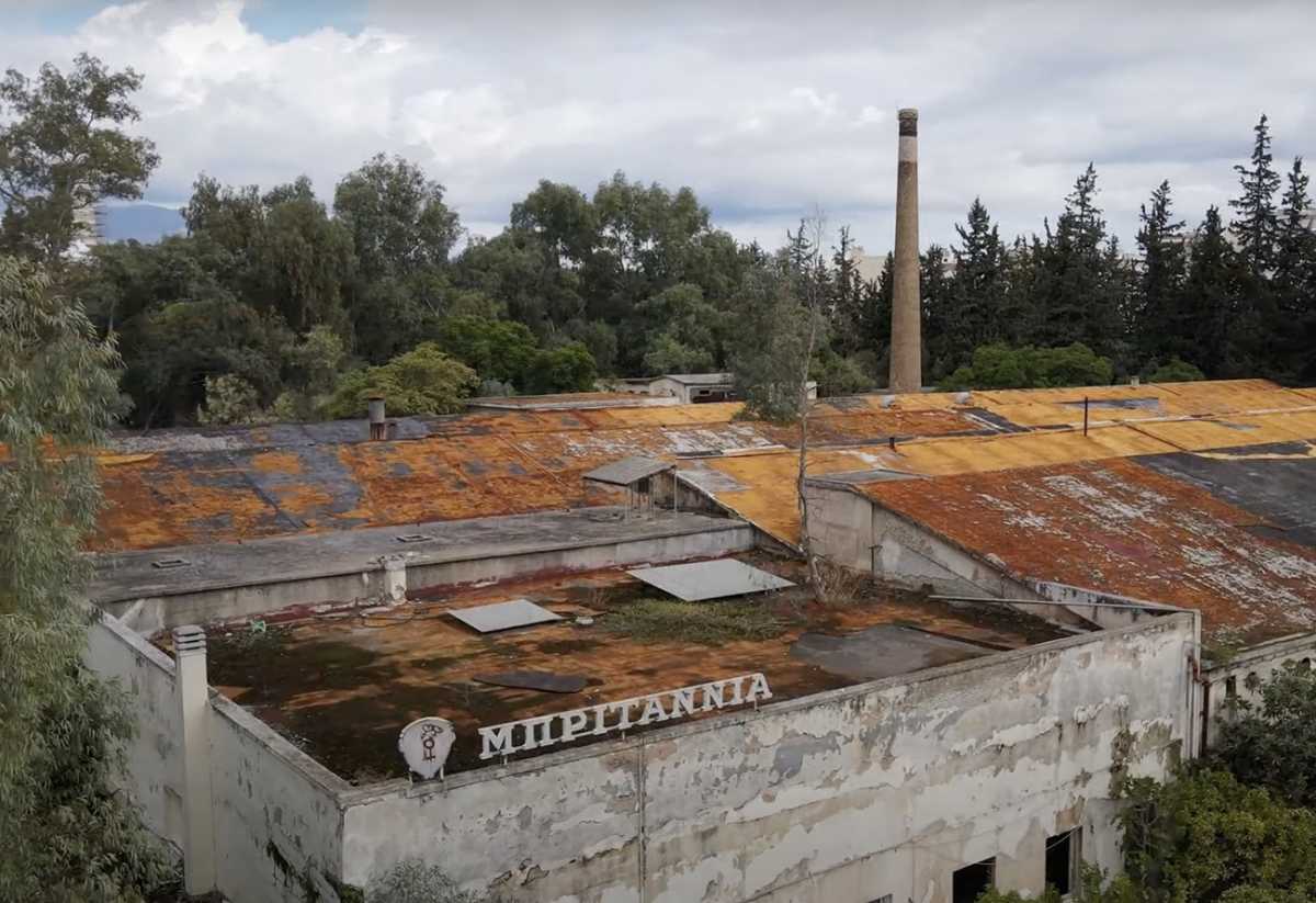 Το ξεχασμένο κτήριο της Αττικής που κάποτε έβγαζε τον «χρυσό» των υφασμάτων