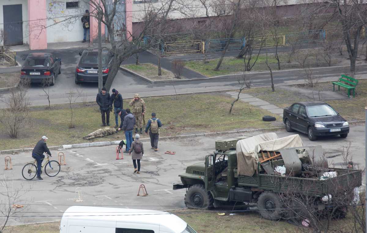 Πόλεμος στην Ουκρανία: Δραματικές στιγμές στο υπό πολιορκία Κίεβο – «Φτιάξτε μολότοφ για να αμυνθείτε»