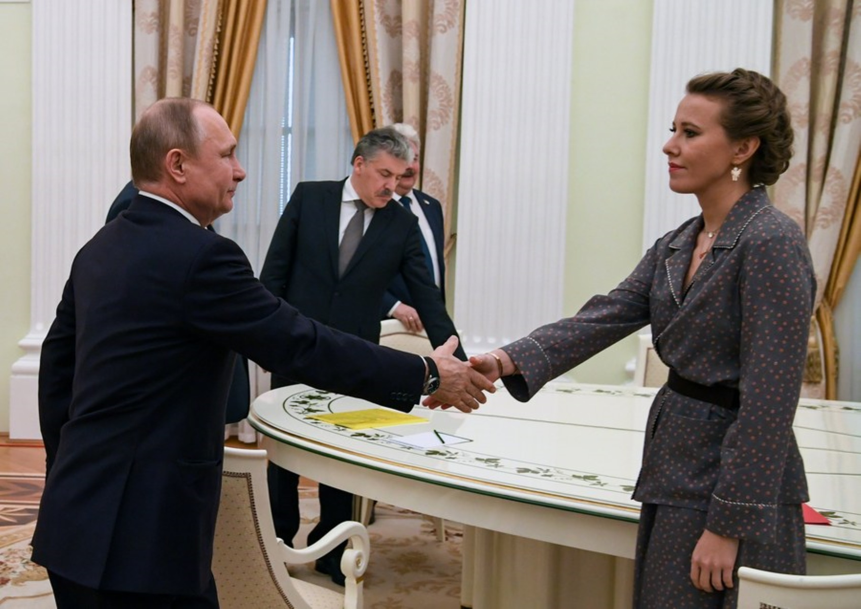 Πόλεμος στην Ουκρανία: Η Ξένια Σόμπτσακ «κράζει» τον νονό της Βλαντίμιρ Πούτιν