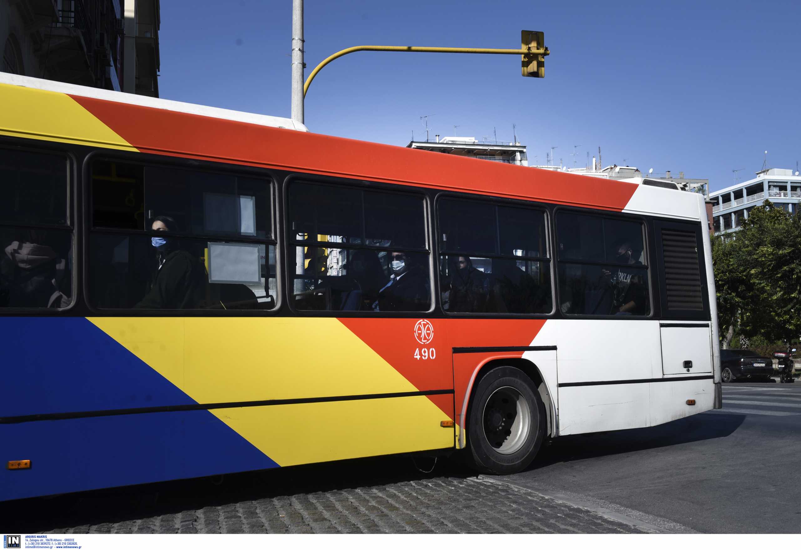 Θεσσαλονίκη: Καταδρομική επίθεση σε λεωφορείο με μπουκάλια και πέτρες – 12 προσαγωγές στο σημείο