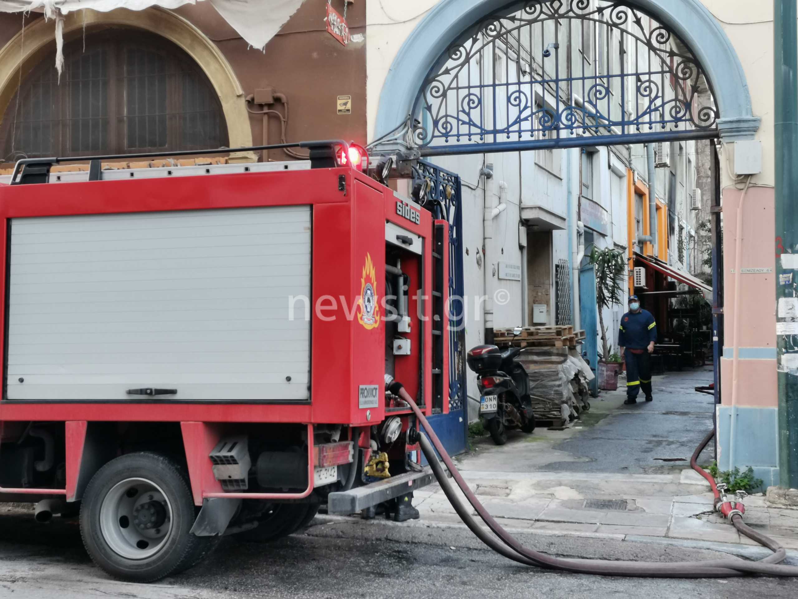 Πειραιάς: Ένας νεκρός από τη φωτιά σε βιοτεχνία