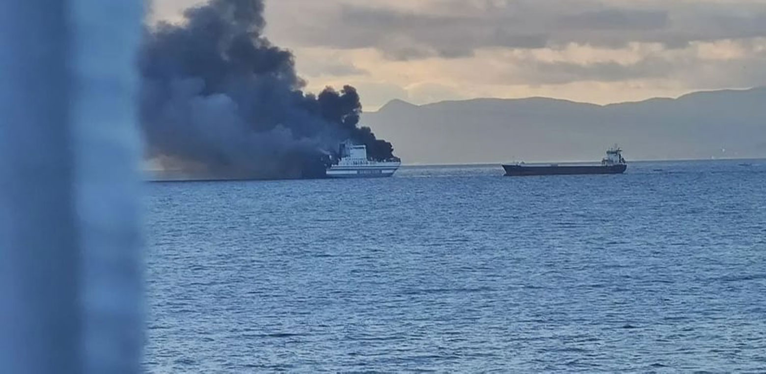 Φωτιά σε πλοίο στην Κέρκυρα: Άνθρωποι από το φλεγόμενο Euroferry καλούν σε βοήθεια
