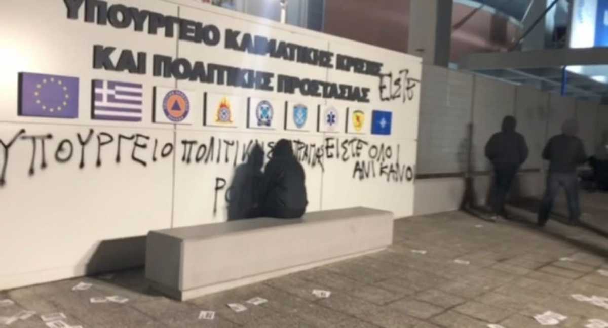 Επίθεση Ρουβίκωνα στα γραφεία της Αττικής Οδού – Έγιναν οκτώ συλλήψεις