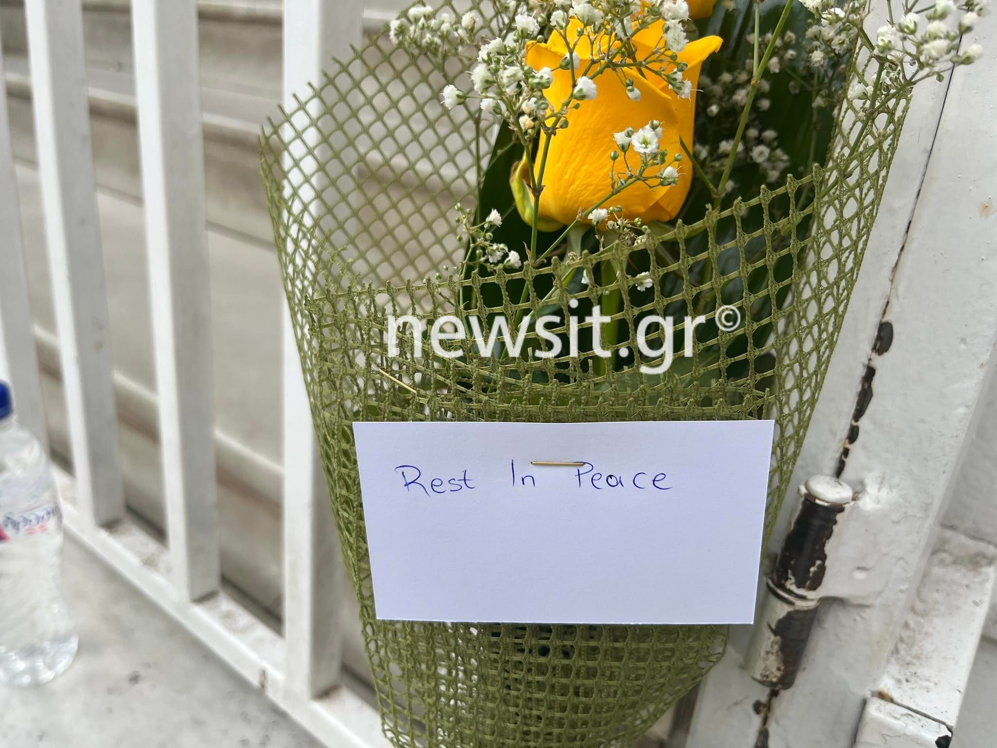 Δολοφονία 19χρονου στη Θεσσαλονίκη: Λουλούδια και μηνύματα στο σημείο που ξεψύχησε ο Άλκης