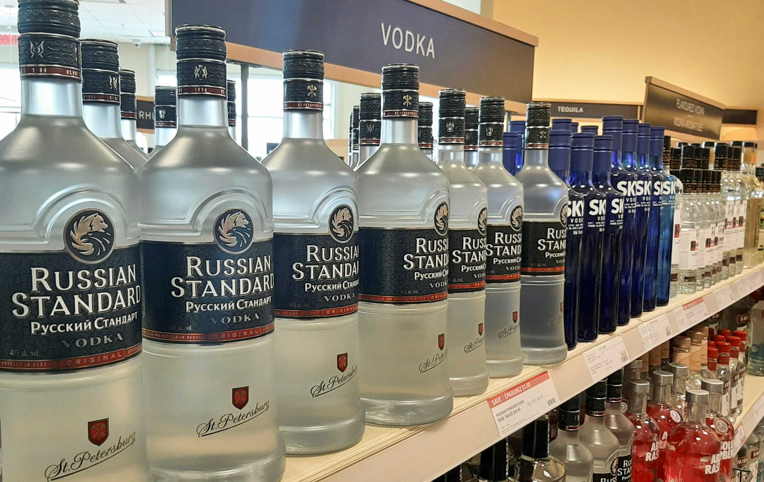 Εισβολή στην Ουκρανία: Αποσύρονται όλα τα ρωσικά αλκοολούχα ποτά σε Σουηδία και Φινλανδία