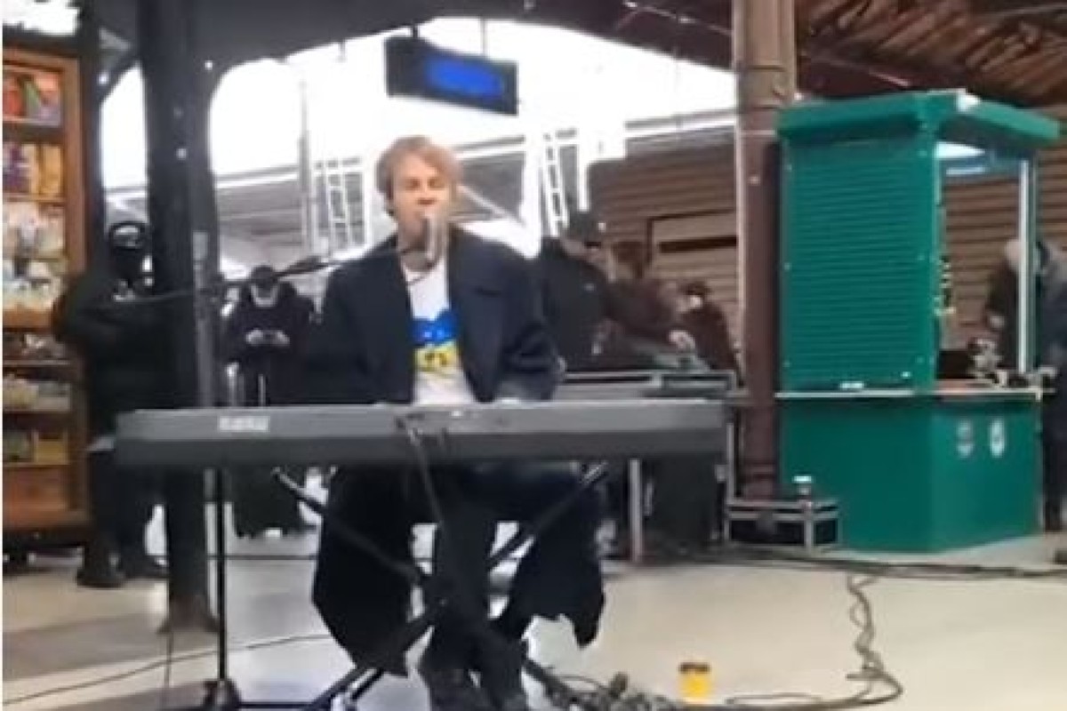 Πόλεμος στην Ουκρανία: Ο Τομ Οντέλ τραγουδά το Another Love για τους πρόσφυγες σε σταθμό τρένου