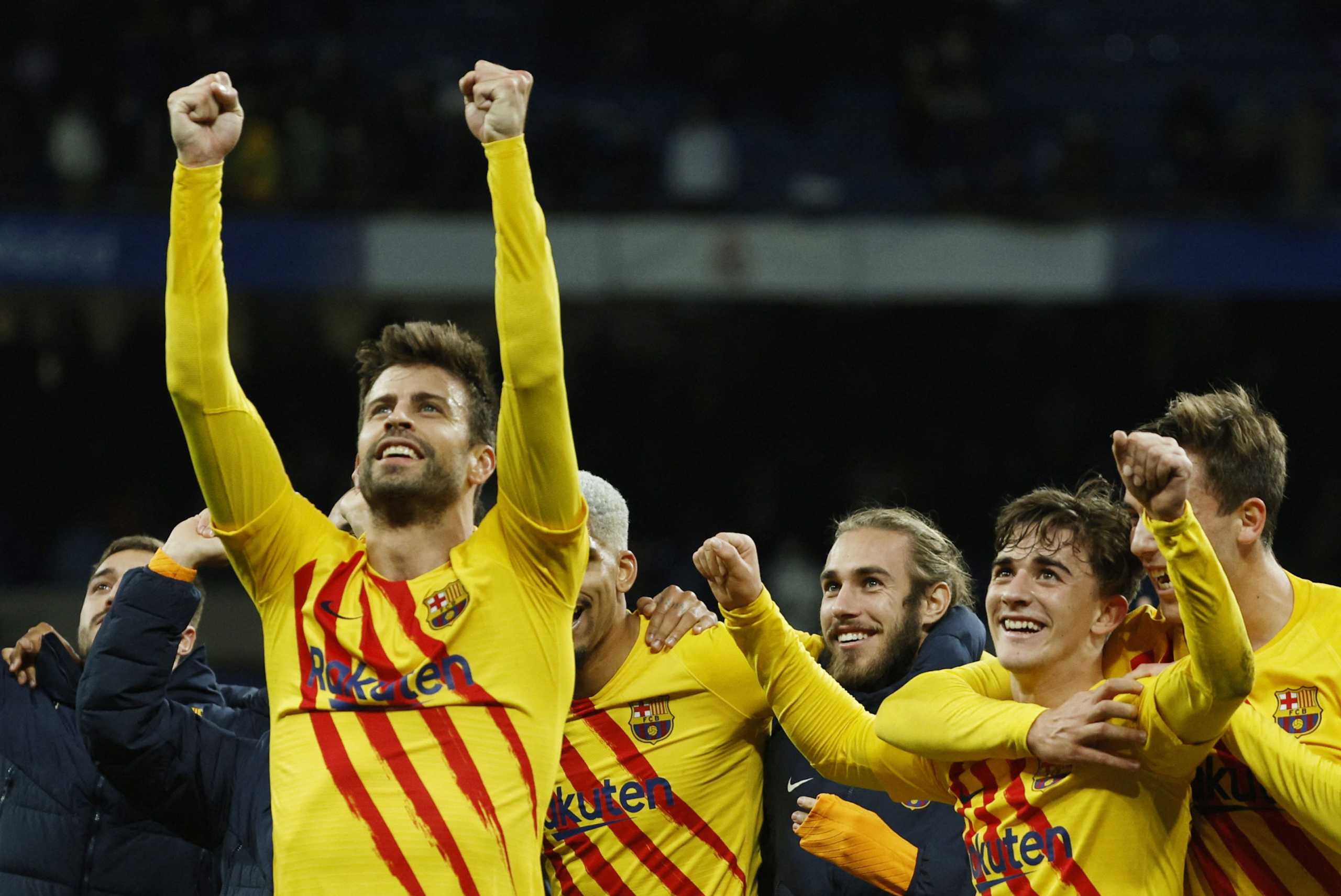 Soccer Football - LaLiga - Real Madrid v FC Barcelona - Santiago Bernabeu, Madrid, Spain - March 20, 2022 FC Barcelona's Gerard Pique and teammates celebrate after the match REUTERS