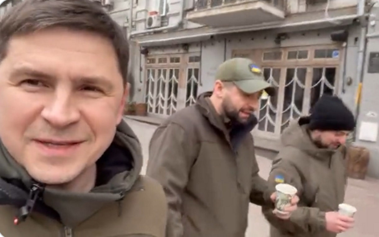 Πόλεμος στην Ουκρανία: Σύμβουλος του Ζελένσκι κάνει βόλτα στο Κίεβο με καφέ στο χέρι