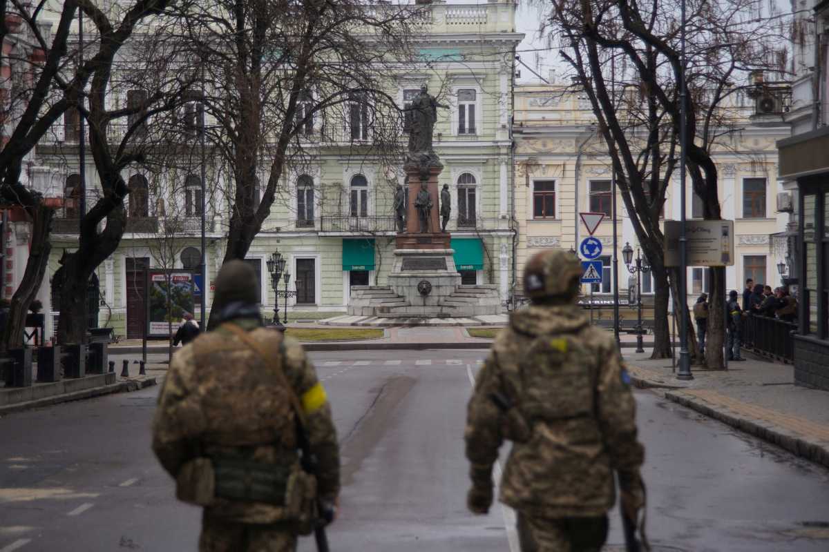 Πόλεμος στην Ουκρανία: Επίθεση στην Οδησσό, σε πολιορκία το Χάρκοβο, μεγάλος στόχος το Κίεβο