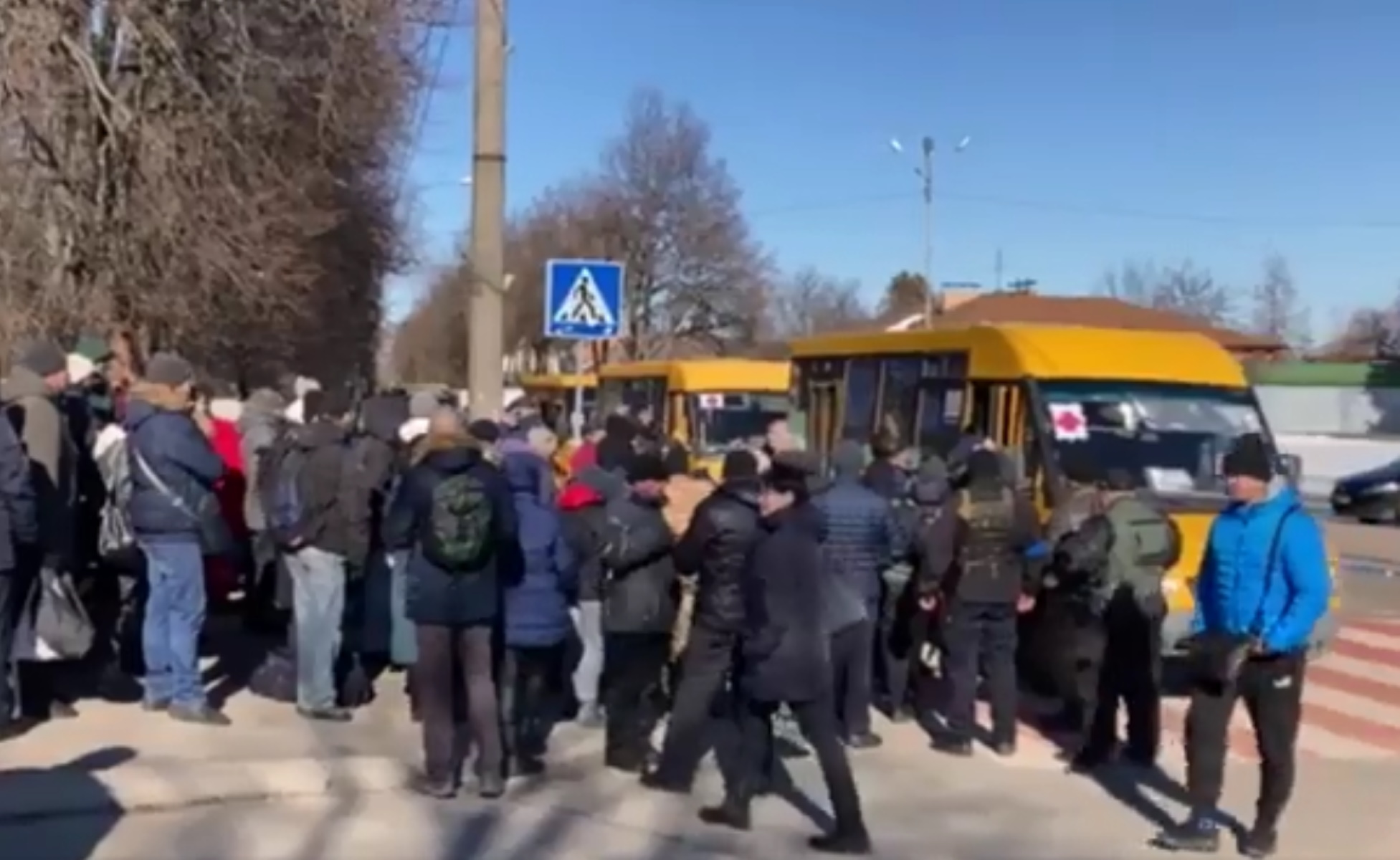 Πόλεμος στην Ουκρανία: Με πάνω από 100 λεωφορεία αποχωρούν οι άμαχοι από την πόλη Σούμι