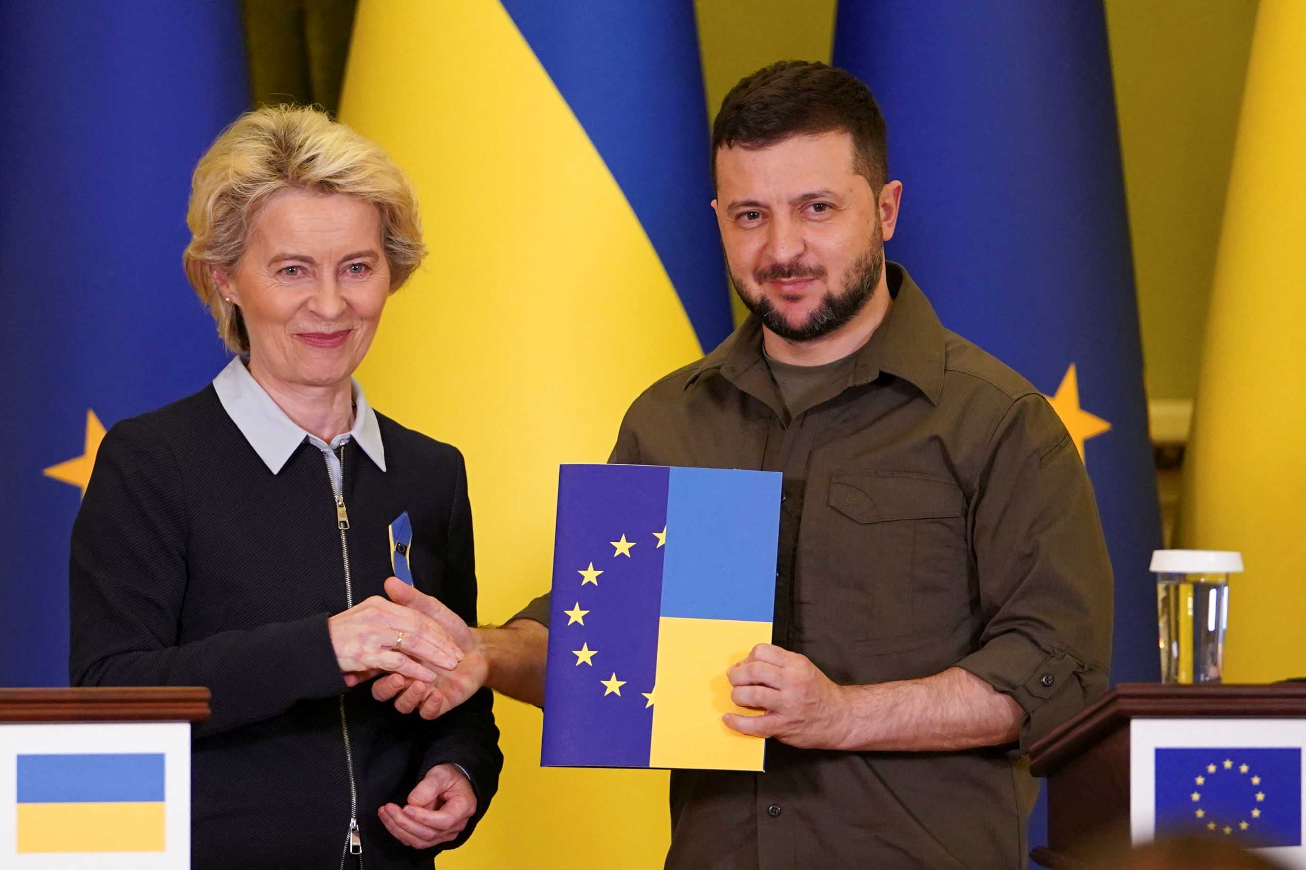 European Commission President Ursula von der Leyen shakes hands with Ukrainian President Volodymyr Zelenskiy as they attend a news conference, as Russia's invasion of Ukraine continues, in Kyiv, Ukraine, April 8, 2022. REUTERS