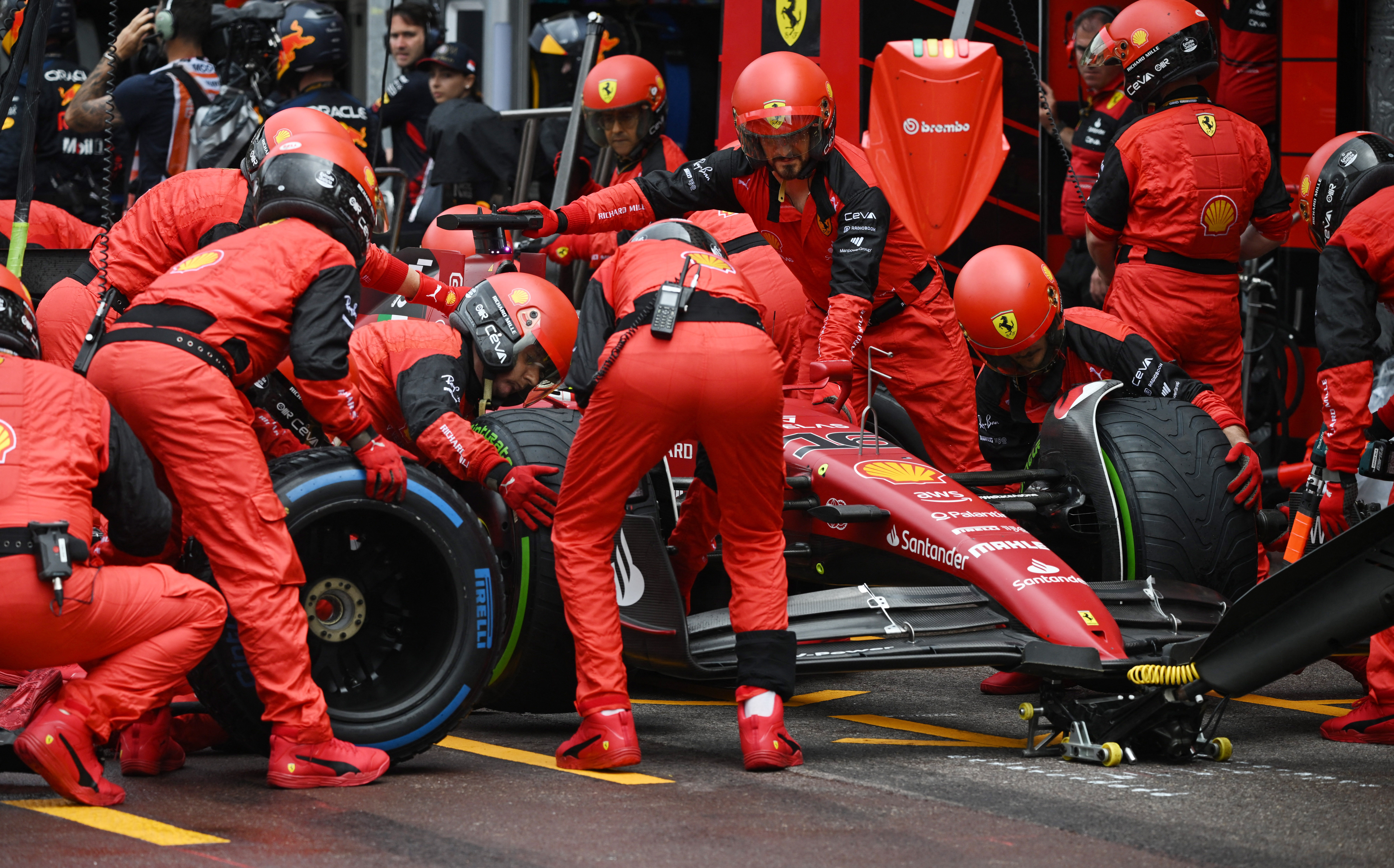 Formula 1: Ο Σαρλ Λεκλέρκ χτύπησε το τιμόνι του με το λάθος της Ferrari σε pit stop στο Μονακό