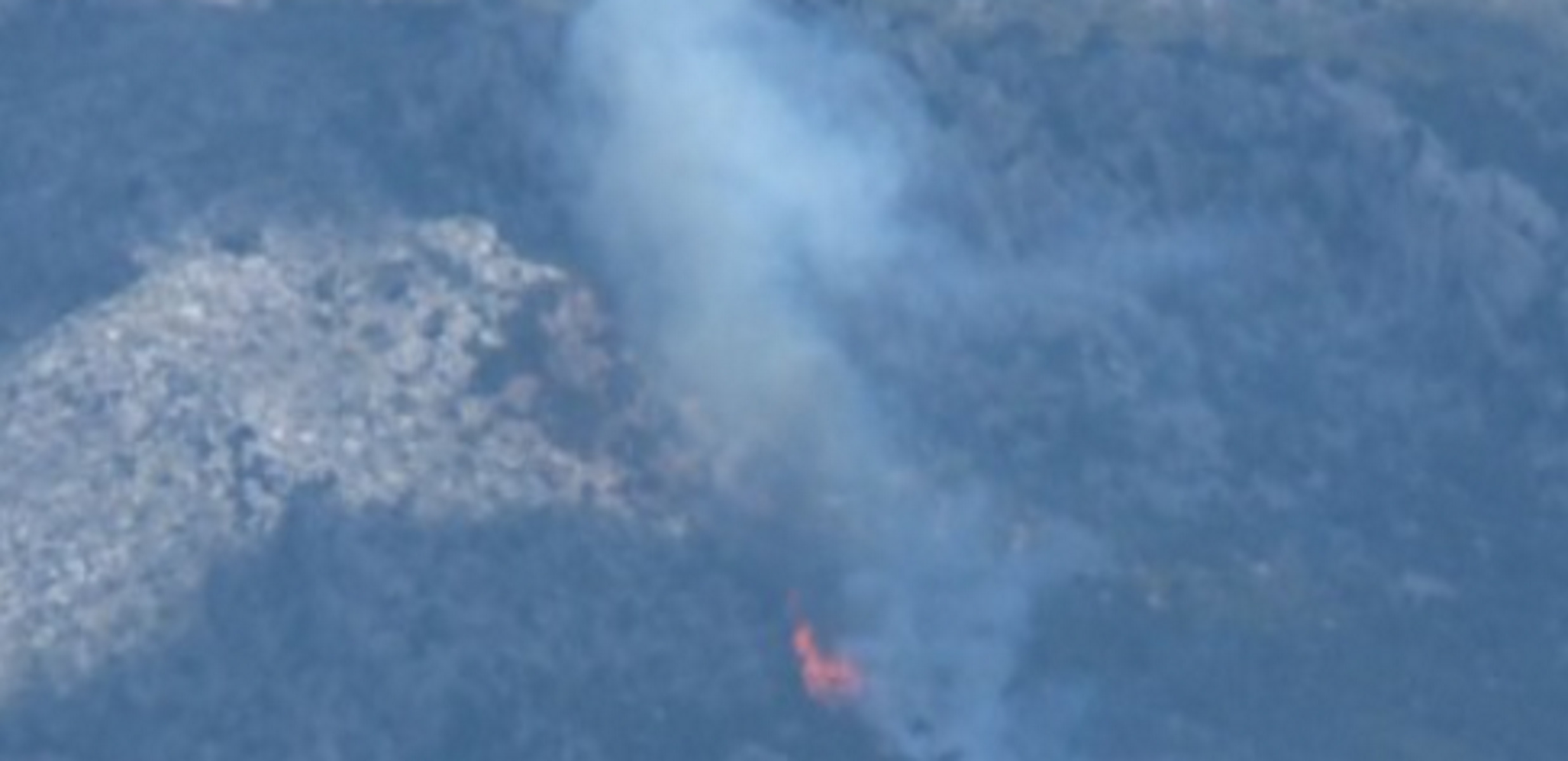 Μεγάλη φωτιά σε δάσος στο Λουτράκι – Πνέουν πολύ ισχυροί άνεμοι