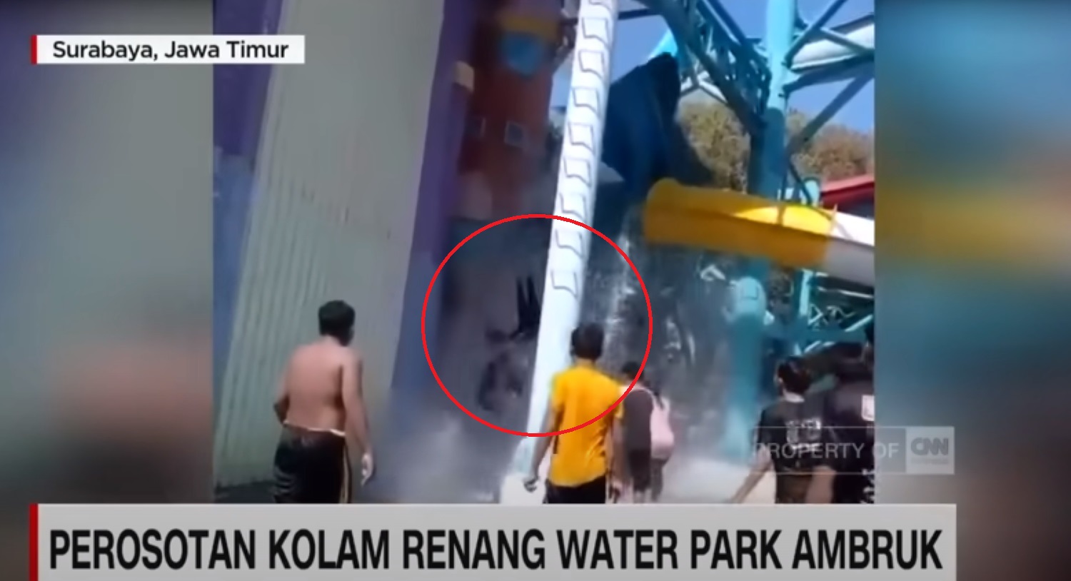 Η στιγμή που καταρρέει νεροτσουλήθρα στην Ινδονησία – Έπεσαν από ύψος 10 μέτρων