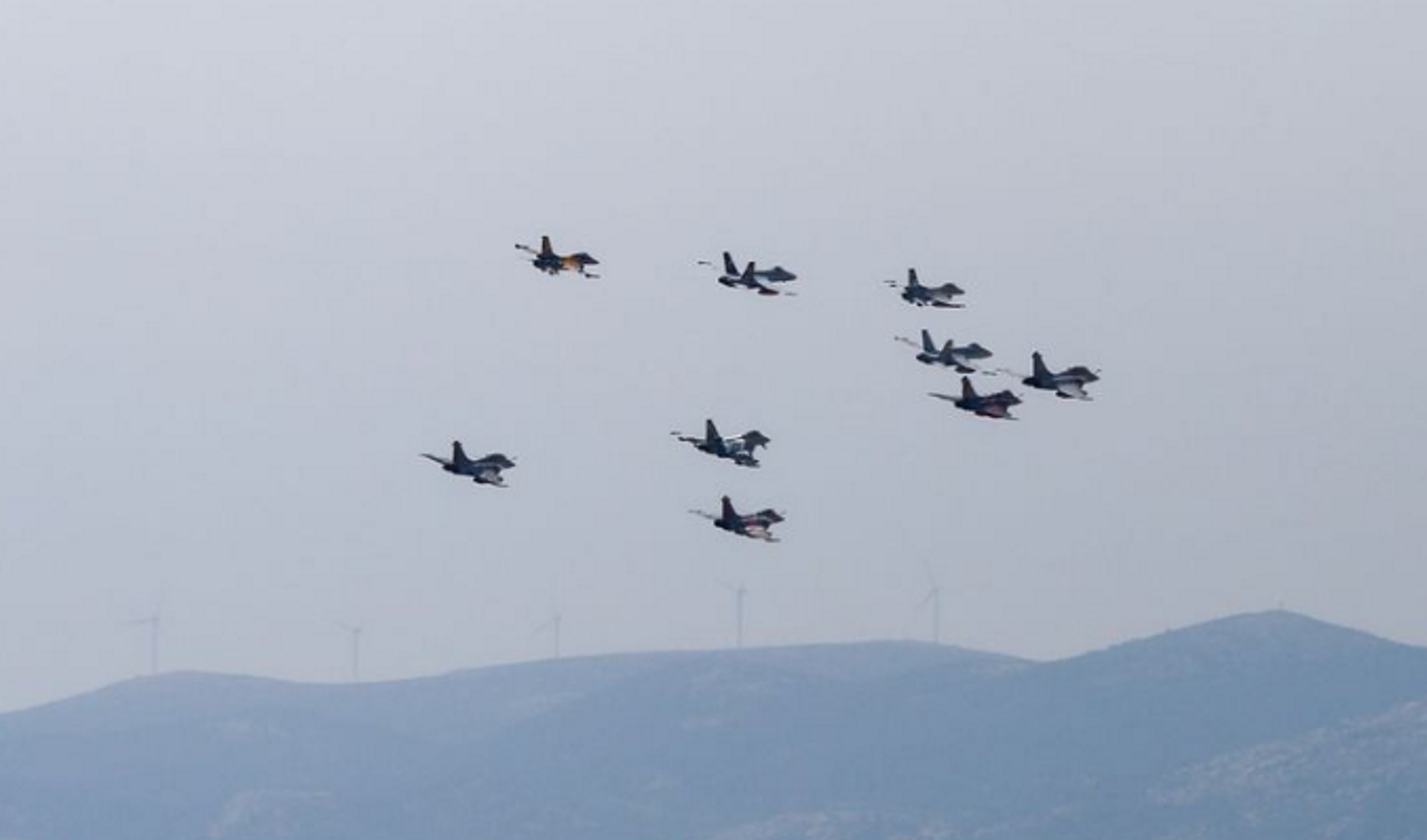 Πολεμική Αεροπορία: 9 μαχητικά «σκίζουν» τον ουρανό πάνω από τη γέφυρα Ρίου – Αντιρρίου