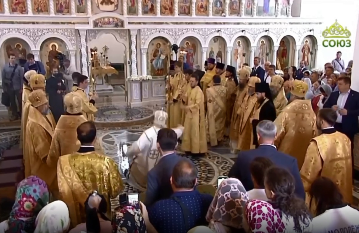 Πατριάρχης Μόσχας Κύριλλος: Ατύχημα την ώρα της λειτουργίας – Γλίστρησε και χτύπησε στο δάπεδο