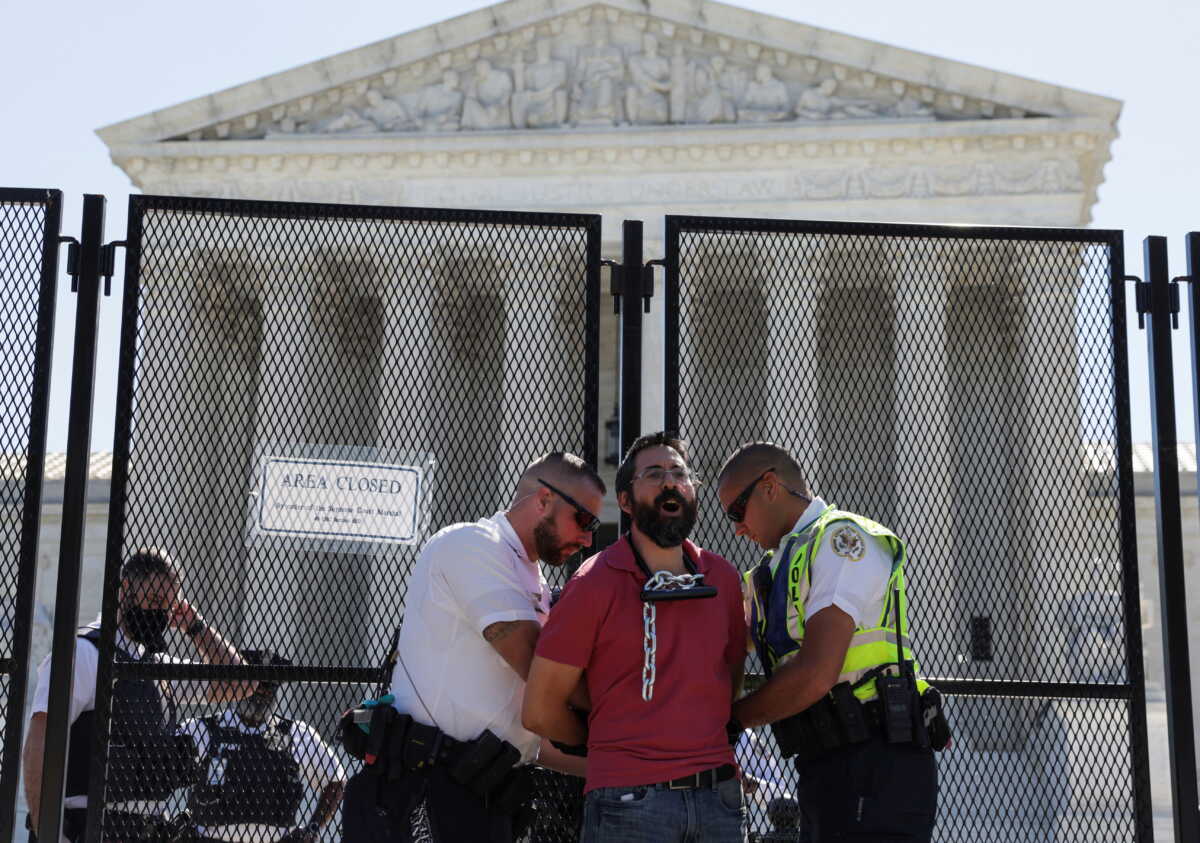ΗΠΑ: Ακτιβιστής υπέρ των αμβλώσεων αλυσοδέθηκε έξω από το Ανώτατο Δικαστήριο