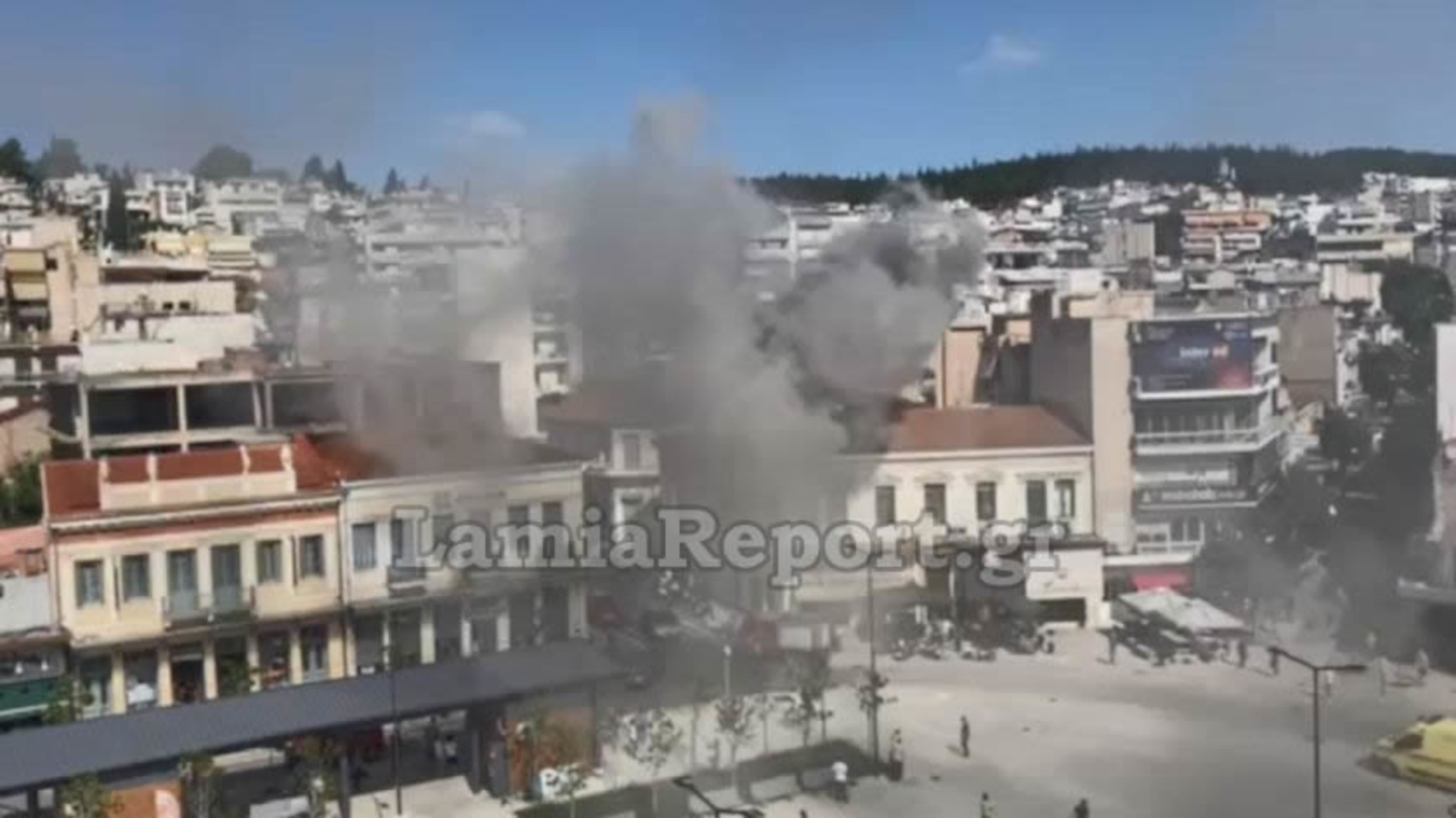 Λαμία: Φωτιά σε μαγαζί στο κέντρο της πόλης – Πνίγηκε στους καπνούς η περιοχή
