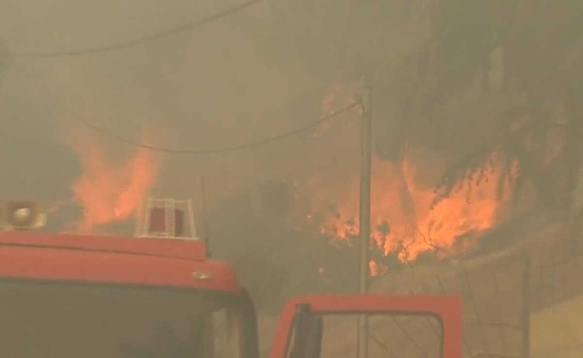 Φωτιά στο Πανόραμα Βούλας: Πυροσβέστης μεταφέρθηκε στο νοσοκομείο με αναπνευστικά προβλήματα