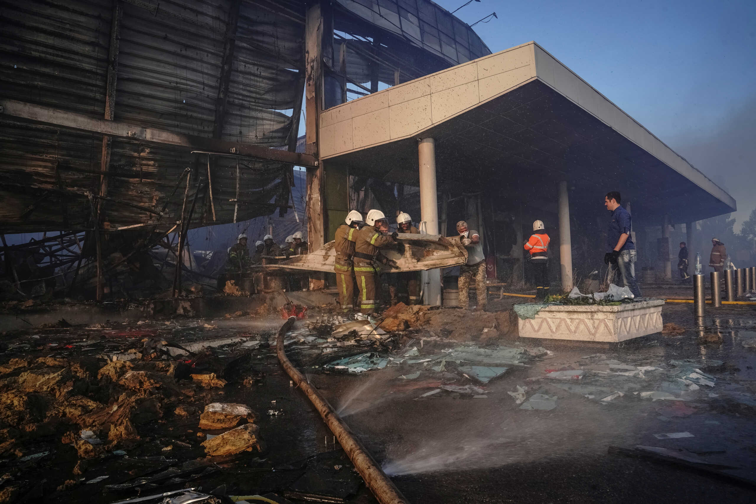Ουκρανία: 18 οι νεκροί από το χτύπημα σε εμπορικό κέντρο στην Κρεμεντσούκ – «Οργή μπροστά στο αίσχος»