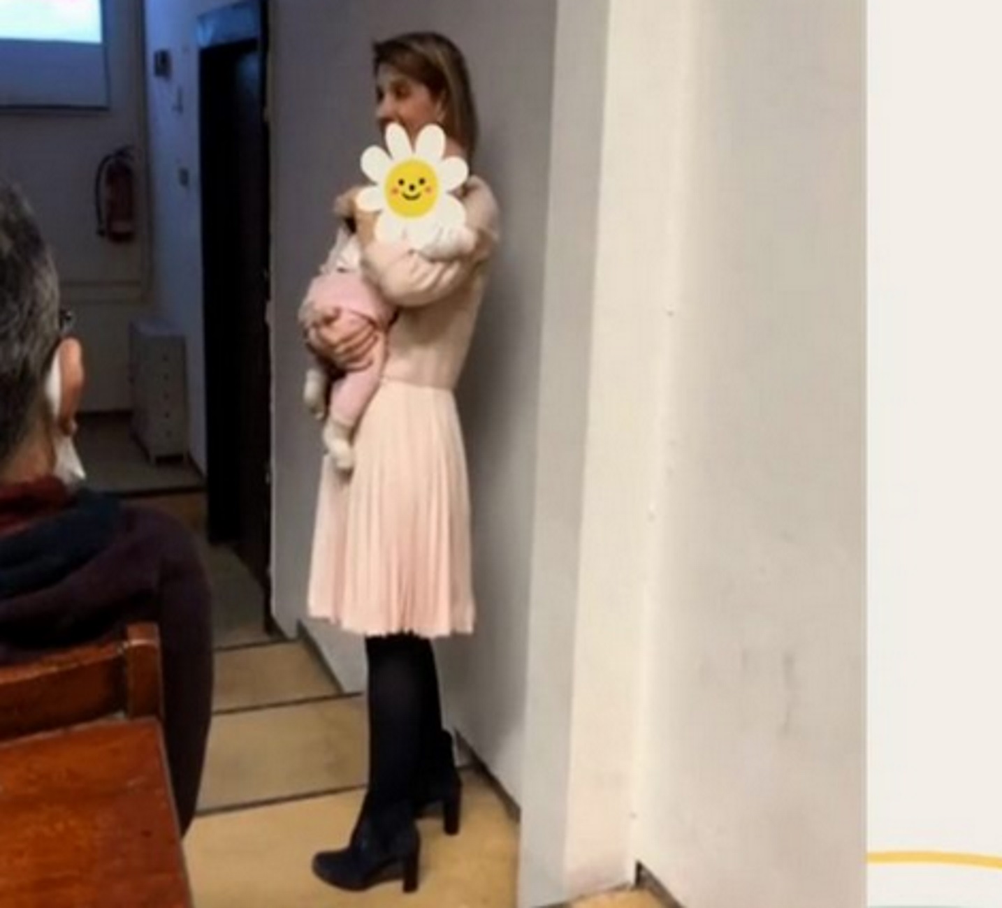 Θεσσαλονίκη: Λέκτορας του ΑΠΘ έκανε μάθημα με το μωρό φοιτήτριας στην αγκαλιά της – Δείτε τις εικόνες