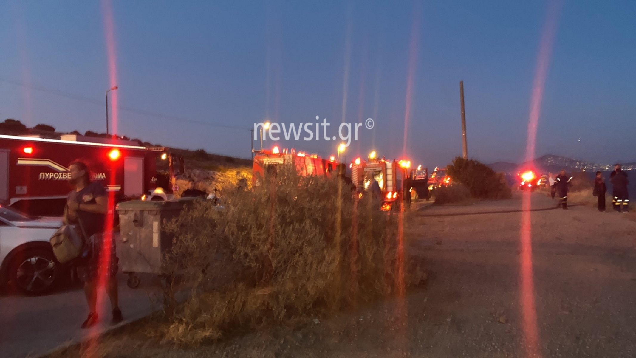 Φωτιά στα Λιμανάκια Βουλιαγμένης – Εικόνες και βίντεο