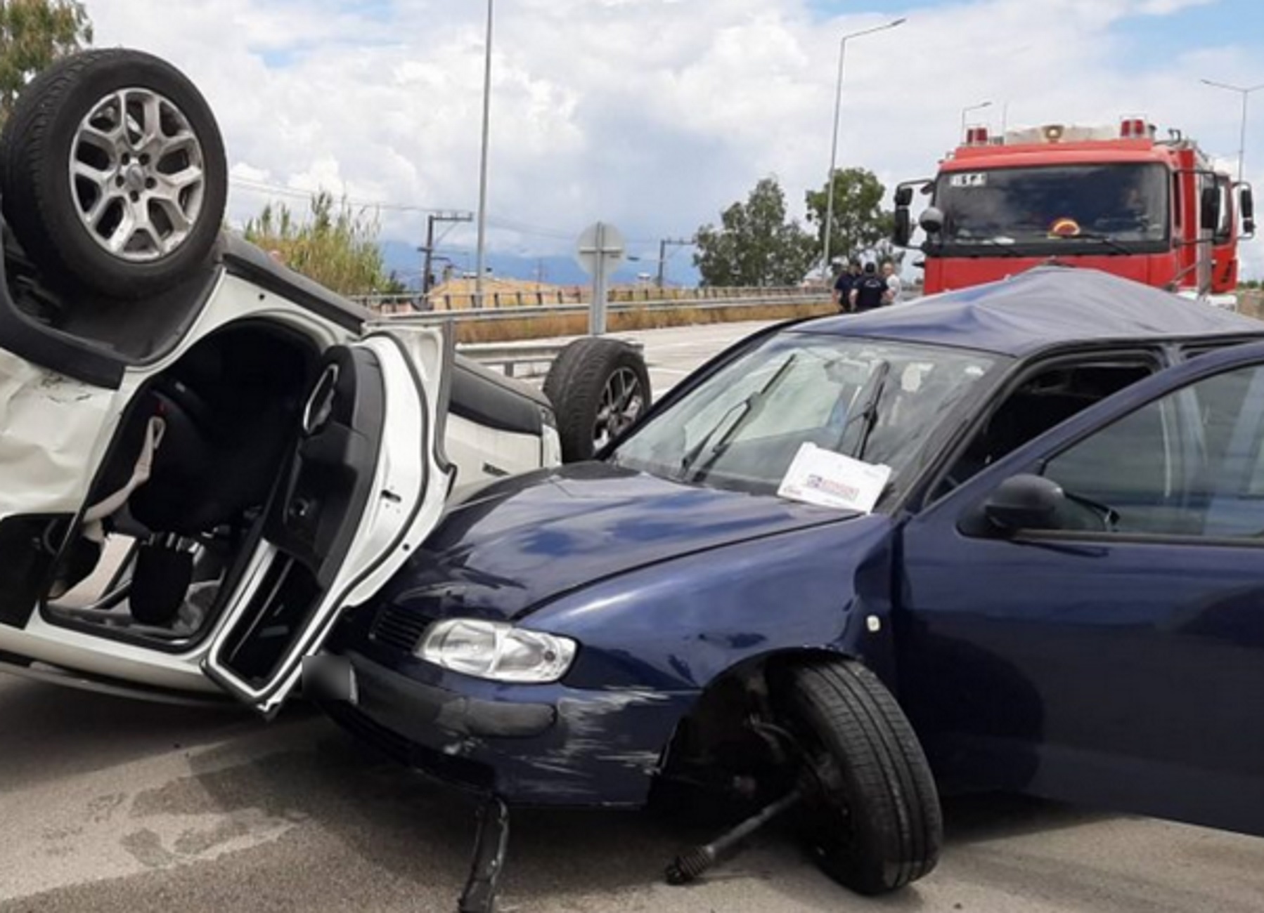 Πάτρα: Τραυματισμοί σε τροχαίο με το ένα αυτοκίνητο να προσγειώνεται στο καπό του άλλου – Δείτε εικόνα