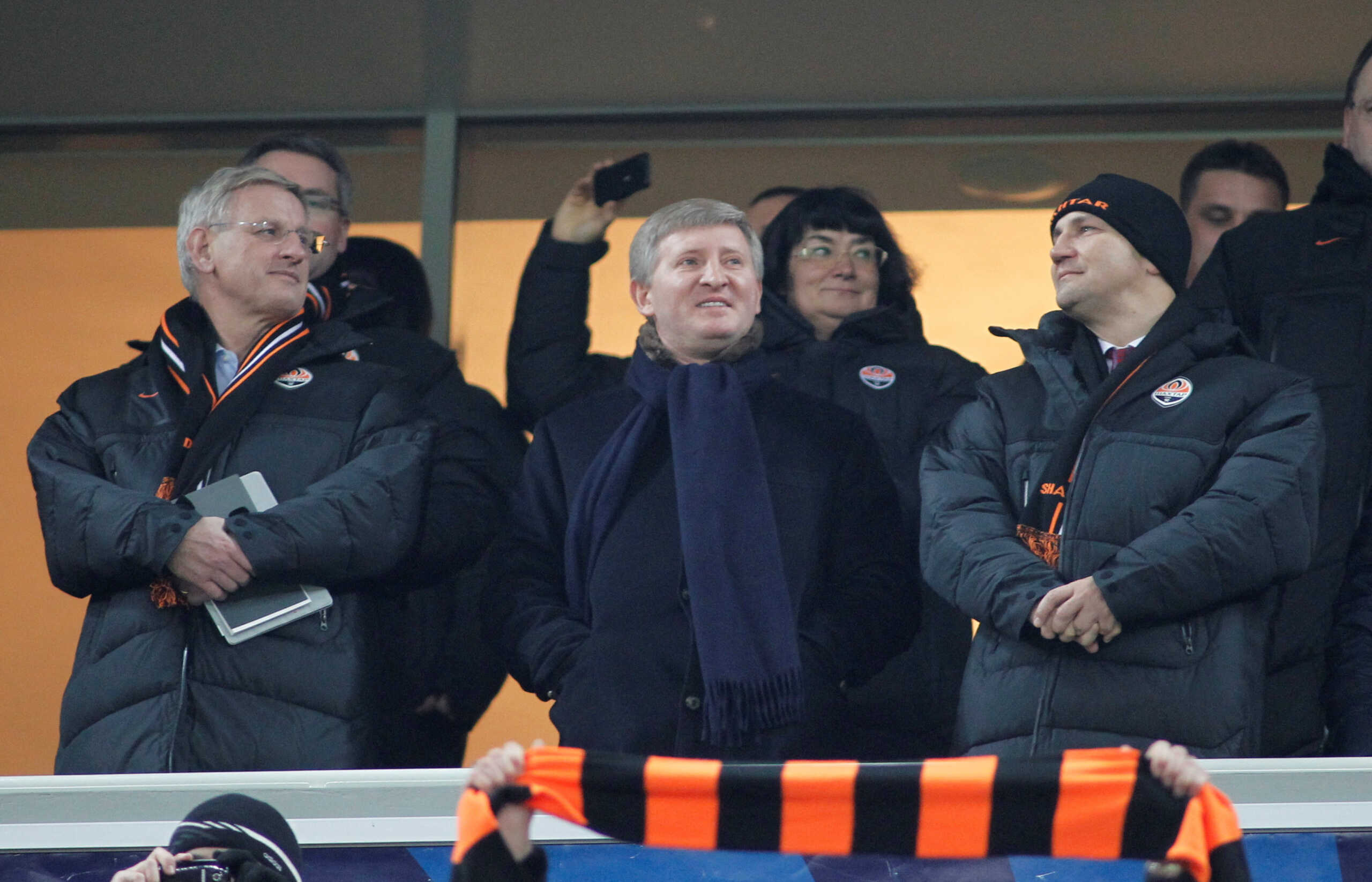 FILE PHOTO: (L-R, front) Sweden's Foreign Minister Carl Bildt, businessman and Shakhtar Donetsk's President Rinat Akhmetov and Poland's Foreign Minister Radoslaw Sikorski attend the Champions League Group G soccer match between Shakhtar Donetsk and Porto at Donbass Arena in Donetsk November 23, 2011.  REUTERS