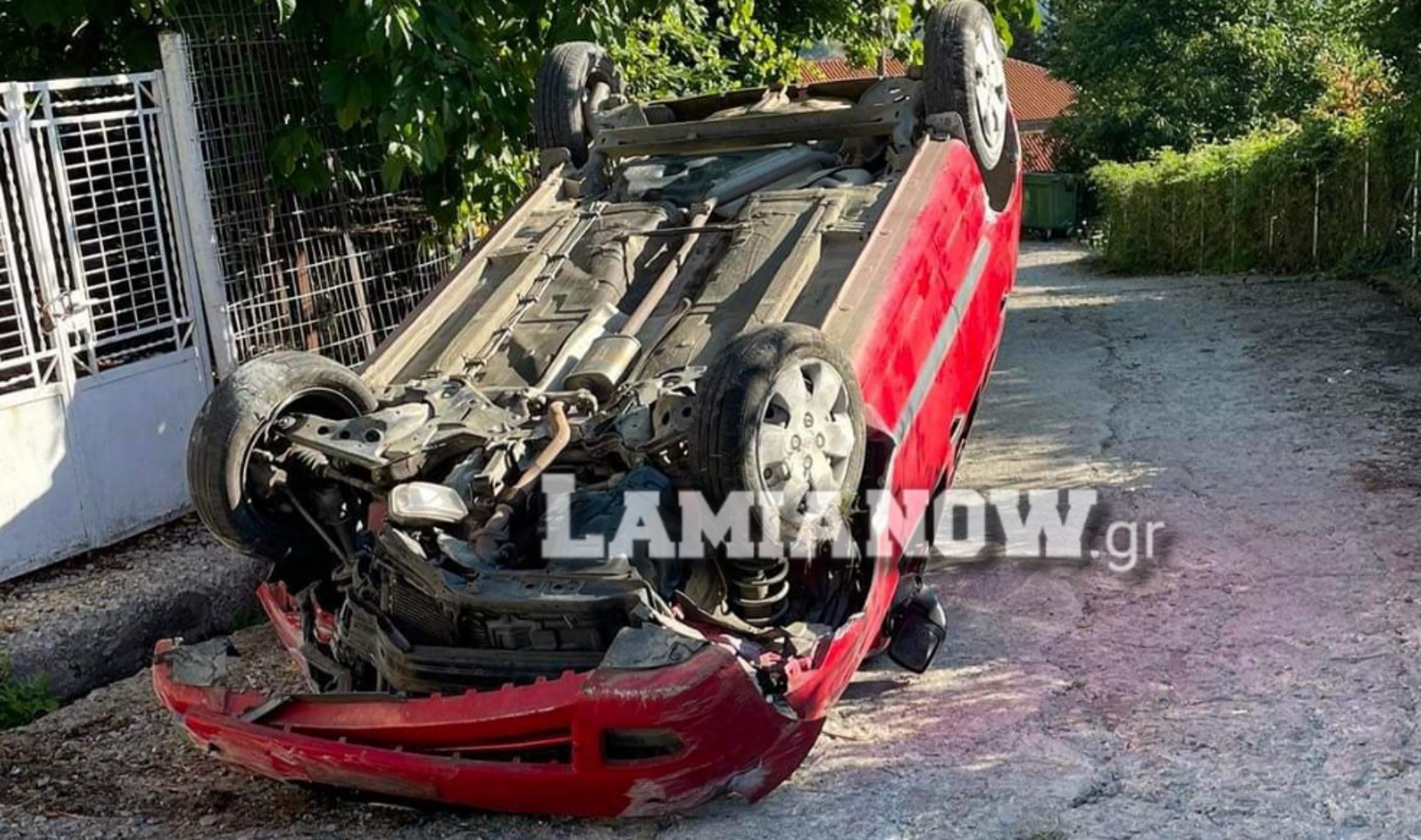 Σοκαριστικό τροχαίο στο Γαρδίκι Φθιώτιδας – Αυτοκίνητο τούμπαρε μέσα στο χωριό