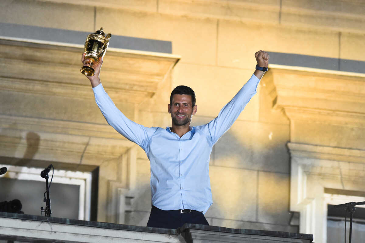 Ο Νόβακ Τζόκοβιτς γλέντησε με την κούπα του Wimbledon στο τραπέζι